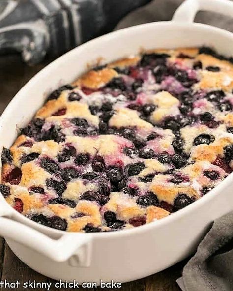 Mixed Berry Dessert, Mixed Berry Cobbler, Berry Cobbler Recipes, Frozen Fruit Recipes, Awesome Desserts, Easy Dessert Recipes Quick, Berry Cobbler, Yummy Desserts Easy, Berry Breakfast