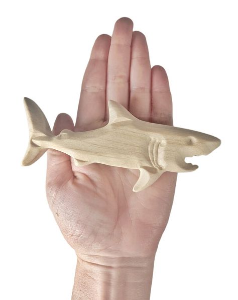 Shark Wood Carving, Wood Carved Animals, Wood Animals Diy, Widdling Wood, Small Wood Carving Ideas, Wood Carving Ideas Beginner, Shark Carving, Easy Wood Carving, Wood Shark