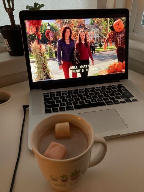 Rory Gilmore Lifestyle, Gilmore Girls Fall Aesthetic, Babette Ate Oatmeal, Estilo Rory Gilmore, Watch Gilmore Girls, Gilmore Girls Seasons, Girls Watch, Lorelai Gilmore, Mia 3