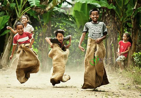 Karung Goni, Childhood Memories Quotes, Childhood Photography, Childhood Memories Art, Sack Race, Friendship Photography, Filipino Art, Childhood Memories 90s, Lion Photography