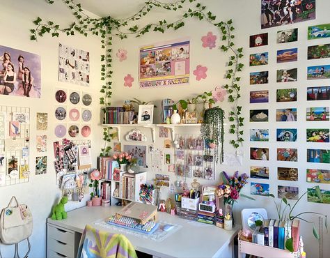 ♡ kpop studio ghibli sanrio book pastel aesthetic desk and room ideas ♡ Ideas Habitaciones, Cool Dorm Rooms, Aesthetic Desk, Room Redesign, Pastel Room, Pinterest Room Decor, Study Room Decor, Indie Room, Cute Bedroom Decor