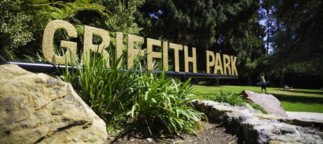 There's tons of nature-y fun to be had in the "Central Park" of LA. Griffith Park Hike, La At Night, Beach Pie, La Things To Do, Los Angeles Zoo, Things To Do In La, Los Angeles Parks, Ghost City, Night Travel