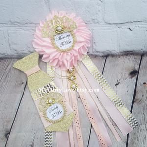 Gold Corsage, Mommy To Be Corsage, Moldes Para Baby Shower, Mommy To Be Pins, Pink Gold Baby Shower, Baby Shower Pin, Baby Shower Corsage, Homecoming Mums Diy, Corsage Pins