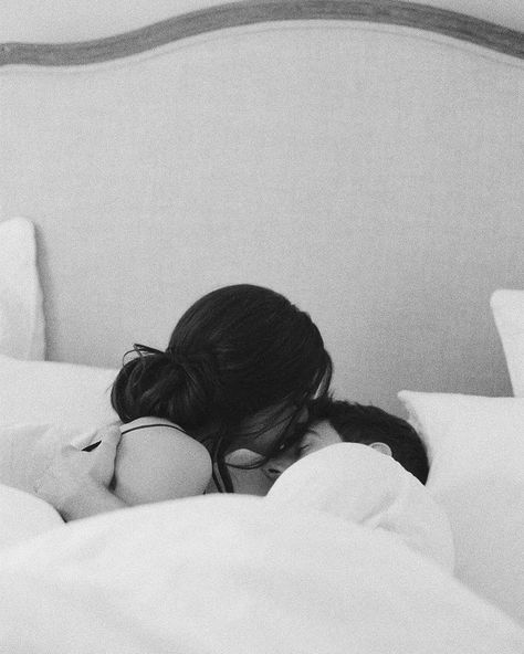 📍Pinterest: ℂ𝕙𝕒𝕣𝕒 📸Instagram: @karaoustaa Sleep Hug, Anna And The French Kiss, Couple Sleeping, Forehead Kisses, Hugging Couple, Ulzzang Couple, Korean Couple, Couple Aesthetic, Hopeless Romantic