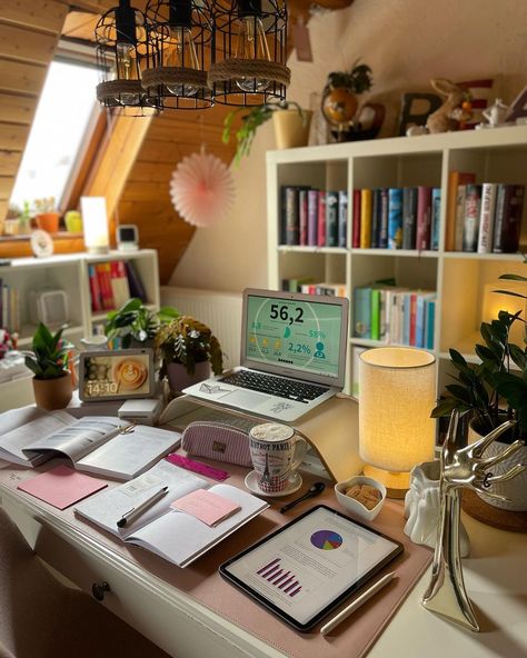 Creative Studio Space, Tumblr Bedroom, School's Out For Summer, Drawing Ideas List, Spring Months, Desk Inspiration, Study Sessions, Office Room Decor, Study Room Decor