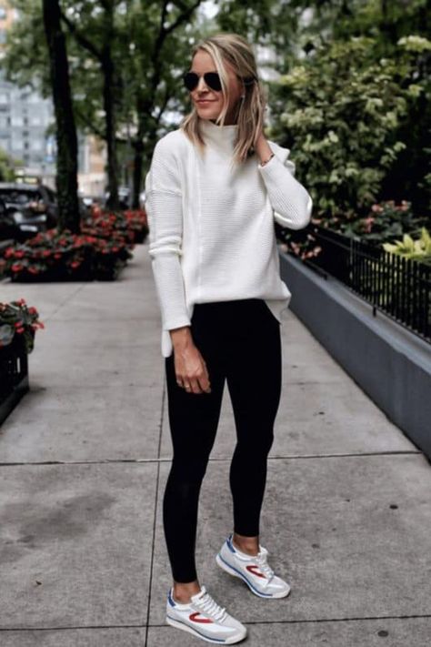 Si algo te puede sorprender realmente, será el descubrir todos los outfits con licra negra que esta prenda tan noble puede regalarnos, y te encantará conocerlos así como lucirlos. Black Leggings Casual, Look Legging, Black Leggings Outfit, Legging Outfits, Leggings Outfit, Athleisure Outfits, Leggings Casual, Winter Mode, Sporty Outfits