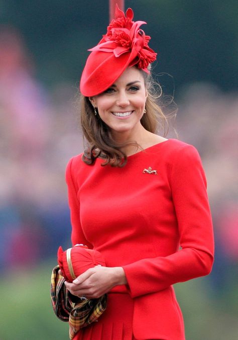 Here's Why British Women Wear Such Ridiculous Hats At Weddings | HuffPost Life Ducesa Kate, Principe William Y Kate, Kate Middleton Hats, British Hats, Herzogin Von Cambridge, Looks Kate Middleton, Princesa Real, Alexander Mcqueen Dresses, Fascinator Hairstyles