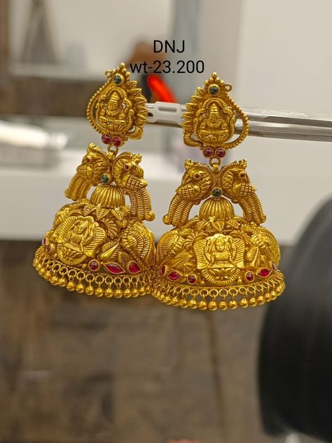 Gold Antique Jumki Jumkas Gold, Antique Jumka, Green Blouse Designs, Gold Jhumka, Jhumka Designs, Antique Gold Earrings, Kurti Embroidery, Gold Jhumka Earrings, Gold Earrings Models