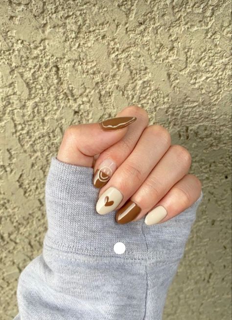 Brown Cream Nails Acrylic, Cream Nails With Design, Brown And Cream Nail Designs, Cream Brown Nails, Nude Brown Nail Designs, Cream And Brown Nails, Brown And Cream Nails, Fall Checkered Nails, Brown Checkered Nails