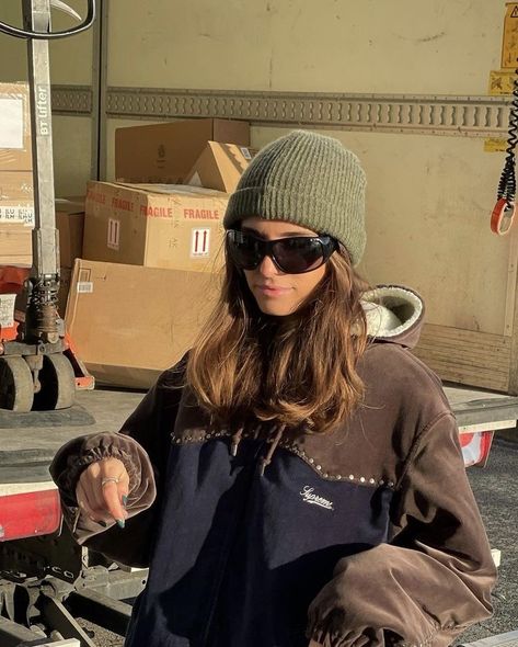 Beanies Outfit Aesthetic, Autumn Beanie Outfit, Brown Beanie Outfit Aesthetic, Outfit With Beanie Aesthetic, Cool Beanie Outfits, Hoodie Beanie Outfit, Beany Hats Outfit, Beanie Outfit Girl, Beanie Hat Aesthetic