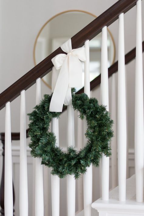 Christmas Stairs Decorations, Christmas Staircase Decor, Christmas Stairs, Christmas Staircase, Staircase Decor, Traditional Christmas Decorations, How To Hang, Have Inspiration, Festival Diy