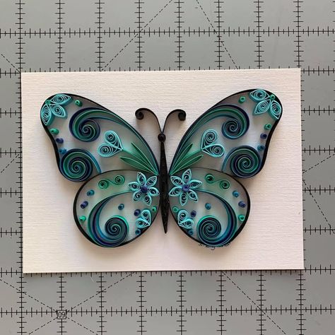 Quilling Butterflies, Quiling Paper Art, Quilling Butterfly, Diy Quilling Crafts, Quilling Flower Designs, Paper Filigree, Quilling Letters, Quilling Projects, Paper Quilling For Beginners