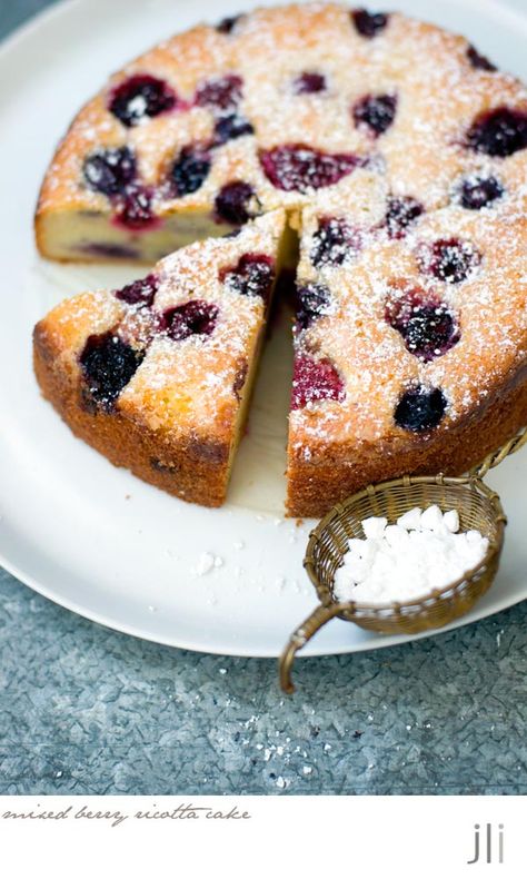 gluten free mixed berry ricotta cake / DELICIOUS BITES Small Garden Cafe, Ricotta Cake Gluten Free, Pear Cake Gluten Free, Raspberry Ricotta Cake, Ricotta Recipes Dessert, Blueberry Cakes, Berry Cake Recipe, Ricotta Cheese Recipes, Baking Gluten Free