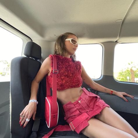 emma chamberlain (@emmachamberlain) • fotos e vídeos do Instagram Emma Chamberlain Coachella 2023, Coachella Outfit Emma Chamberlain, Emma Chamberlain Festival Outfit, Emma Chamberlain Festival, Emma Chamberlain Coachella Outfits, Coachella Emma Chamberlain, Emma Chamberlain Coachella, Coachella Outfit Celebrities, Celebrity Coachella Outfits