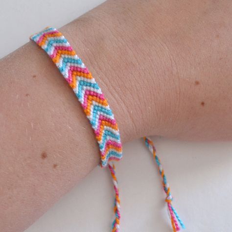 How to Make a Chevron Friendship Bracelet - Dream a Little Bigger Freindship Bracelets, Bracelet Colours, Vsco Bracelets, Embroidery Floss Bracelets, Floss Bracelets, Chevron Friendship Bracelet, Chevron Friendship Bracelets, Cute Friendship Bracelets, Anklet Designs