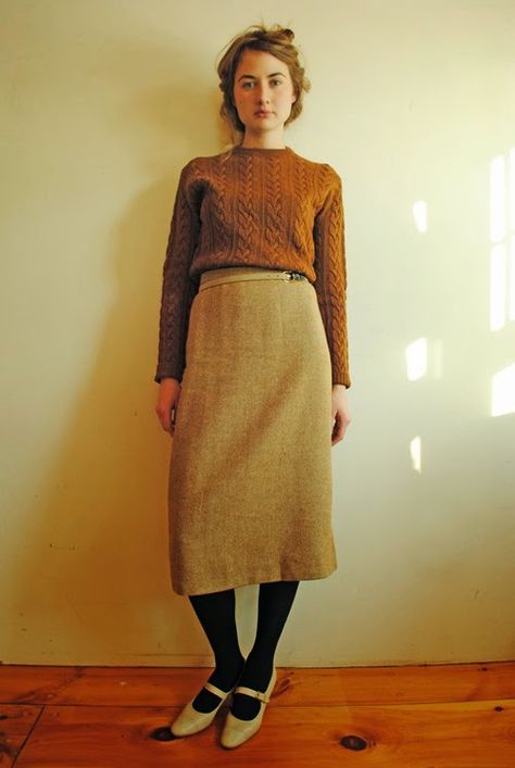 design is mine : isn't it lovely? Librarian Style, Librarian Chic, Witch Fashion, Wool Pencil Skirt, Inspiration Mode, Librarian, Look Cool, Fashion Models, Retro Fashion