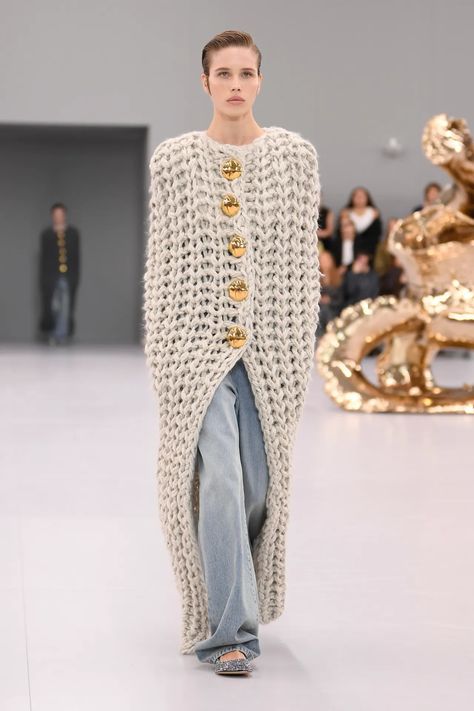 Loewe Cardigan, Catwalk Knitwear, Loewe Runway, Ss 2024, Fashion Identity, Knitwear Trends, Knitwear Outfit, Fall Cardigans, Pixel Crochet