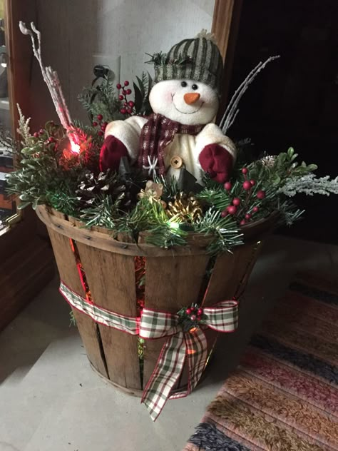 Christmas Tool Box Decor, Bushel Basket Decor, Christmas Basket Decor Ideas, Rustic Christmas Decorating Ideas, Christmas Wheelbarrow Ideas, Vintage Picnic Basket Decor, Bushel Basket Ideas Decor, Christmas Basket Decor, Wooden Crate Ideas