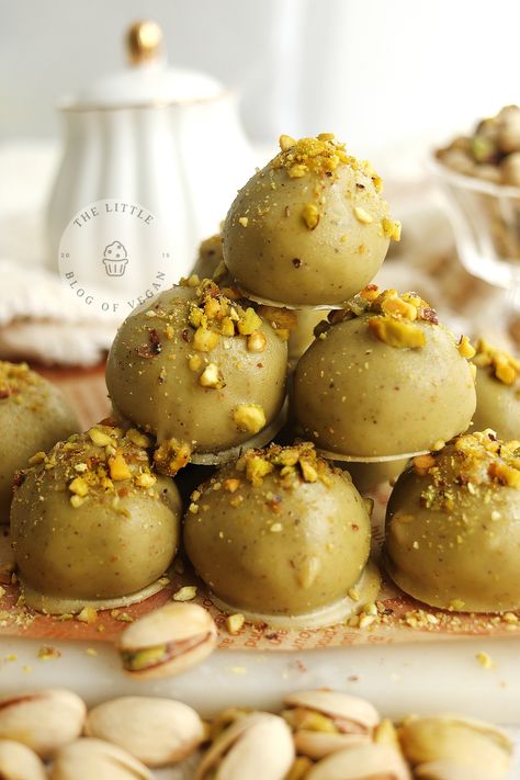 No-Bake Pistachio Truffles Chocolate Truffles Photography, White Chocolate Pistachio Truffles, Pistachio Truffles Recipe, Pistachio Cake Pops, Pistachio Snowball Cookies, Marzipan Truffles, Pistachio Balls, Truffle Pesto, Diy Truffles