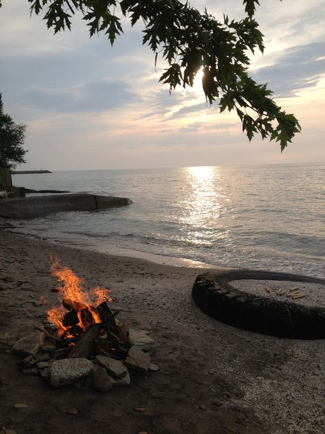 On the beach at Lake Erie, OH - Lived in Ohio from 1967 to 1975 Geneva On The Lake Ohio, Geneva On The Lake, Willoughby Ohio, Lorain Ohio, Lebanon Ohio, Lakewood Ohio, Ohio Buckeyes, Erie Pennsylvania, Adventurous Things To Do