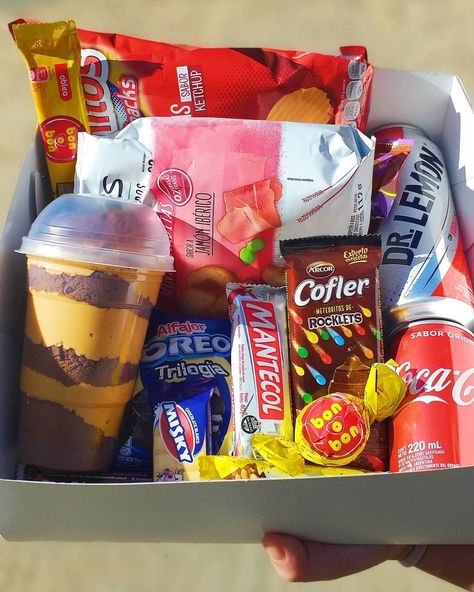 Food Box Gift Ideas, Box Desayunos, Box Dulces, Box Dulce, Food Bouquet, Snack Organizer, Food Box, Pretty Smile, Snack Box