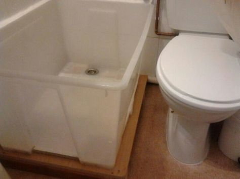 I hope I never have a bathroom this small, but in case I ever do I want to remember this. Cheap Shower Floor Ideas, Temporary Shower Ideas, Camper Bathtub, Rv Tub, Ikea Samla, Diy Tub, Camper Bathroom, Rv Bathroom, Small Rv