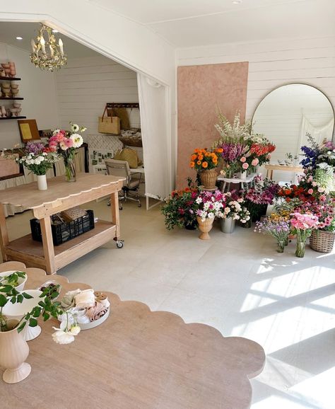 Flower Arranging Station, Small Business Flower Shop, At Home Floral Studio, Florist Studio Workspace Home, Flower Shop Organization Ideas, Floral Studio Work Spaces, Flower Shop Interiors Design Florists, Florist Workspace, Florist Interior