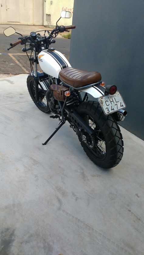 White Cafe Racer, Custom Bikes Cafe Racers, Cb 450, Vintage Honda Motorcycles, Suzuki Cafe Racer, Yamaha Cafe Racer, Honda Scrambler, Tracker Motorcycle, Motorcycle Paint Jobs