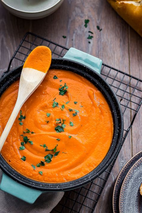 Low FODMAP Sweet Pepper & Tomato Soup - A Little Bit Yummy Traditional Hummus, Pepper And Tomato Soup, Quinoa Meatballs, Low Fodmap Vegetables, Fodmap Lunch, Fodmap Chicken, Low Fodmap Chicken, Gluten Free Low Fodmap, Low Fodmap Recipes Dinner