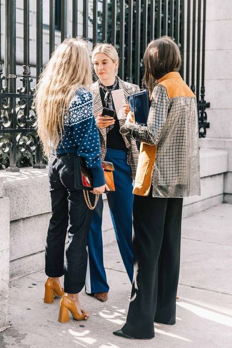 Parisian Street Style Summer, Style Silk Scarf, Silk Scarf Outfit, Parisian Street Style, Scarf Outfit Winter, Parisian Street, Scarf Outfit, Vintage Silk Scarf, Looks Street Style