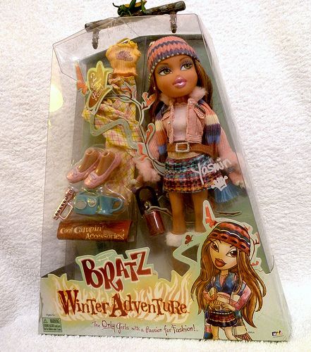 Bratz Winter Adventure Campfire Yasmin Doll Box front Bratz Campfire Yasmin, Dc Superhero Girls Dolls, Bratz Yasmin, Brat Doll, Bratz Girls, Bratz Inspired Outfits, Diy Clothes Design, Happy Party, Winter Adventure