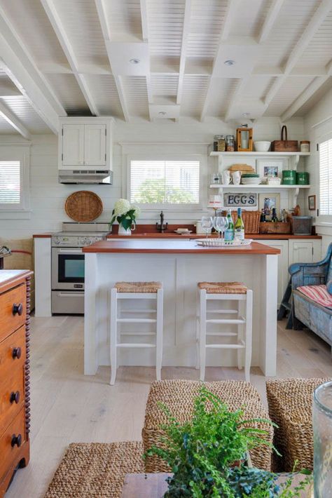 Contemporary beach shack provides a cozy getaway in Martha's Vineyard Beach Themed Kitchen Decor, Kitchen Beach Decor, Inexpensive Kitchen Cabinets, Beach Cottage Kitchens, Beach Cottage Kitchen, Beach Theme Kitchen, Vineyard Home, Tiny Beach House, Cottage Kitchen Decor