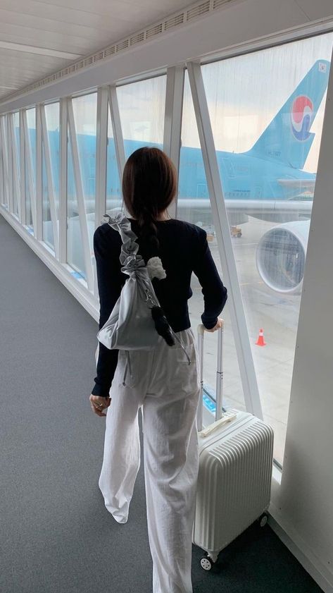 Airport Poses, Airport Clothes, No Face Photos, Aesthetic Profile Picture Cartoon Soft, Travel Pose, Ulzzang Korea, Travel Picture Ideas, Airport Photos, Travel Pictures Poses