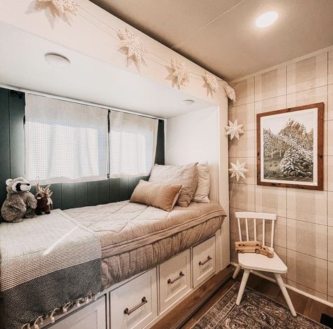 19 RV Exterior Makeover Ideas & Tips | RV Inspiration Bunk Room Remodel Camper, Small Rv Ideas, Rv Bedroom Decor, Camper Bedroom Remodel, Corner Bunk Beds, Rv Living Organization, Blue Kids Room, Rv Living Room, Small Curtains