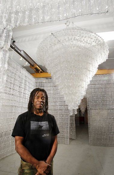 Willie Cole, Plastik Recycling, How To Make A Chandelier, Recycle Water Bottles, Empty Water Bottle, Plastic Bottle Art, Recycled Art Projects, Upcycled Art, Plastic Art