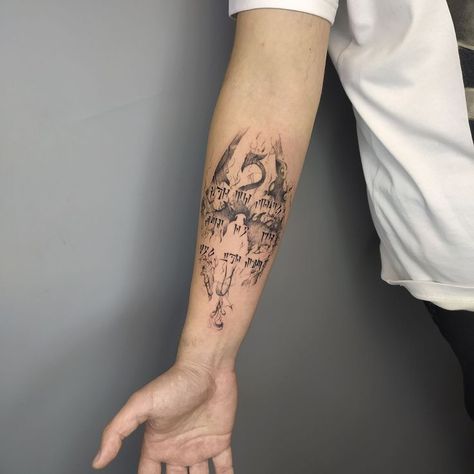 Elder Scrolls Wallpaper, Elder Scrolls Tattoo, Skyrim Tattoo, Video Game Tattoos, Hawk Tattoo, Wallpaper Night, Sketch Style Tattoos, Bookish Tattoos, Torso Tattoos