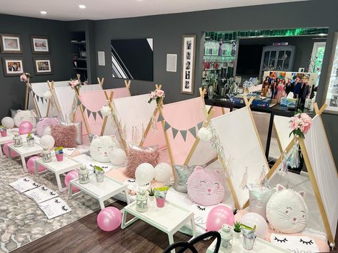 Slumber Party Decorations, Sleepover Room, Sleepover Tents, Birthday Sleepover Ideas, Slumber Party Birthday, Girls Slumber Party, Kids Sleepover, Glamping Party, Teepee Party