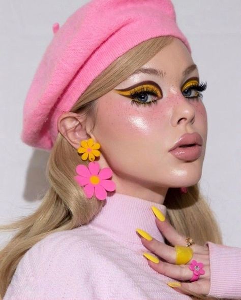 Easter Eye Makeup, 1960s Eyeliner, 60's Makeup, Eyeliner Trends, Retro Makeup Looks, 60s Makeup, Festival Make Up, Dragon Lady, Girly Makeup