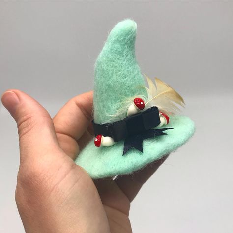 Very cute handmade needle felted witch hat with mushrooms, feather, and a bow Felting Fairies, Felting Halloween, Felted Witch Hat, Mythical Accessories, Felted Witch, Felt Witch Hat, Needle Felting Ideas, Felt Halloween, Felting Ideas