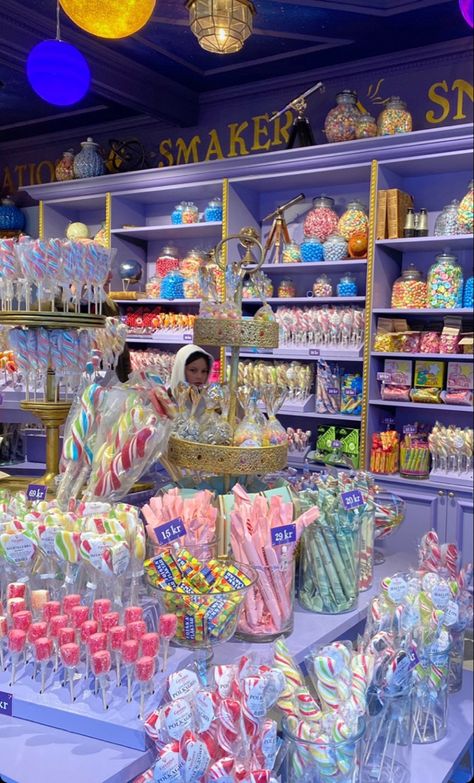 Sweet Shops Interior, Fantasy Candy Shop, Ice Cream And Candy Shop, Candy Boutique Ideas, Candy Shop Aesthetic Pastel, Sweet Shop Decor, Old School Candy Shop, Retail Candy Display Ideas, Candy Store Decor