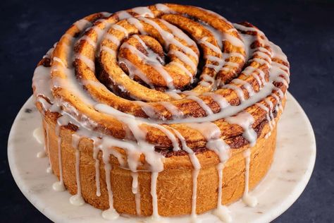 Vegan Cream Cheese Frosting, Cinnamon Roll Dough, Vegan Cinnamon Rolls, Cream Cheese Glaze, Cinnamon Roll Cake, Vegan Cream Cheese, Cinnamon Rolls Recipe, Roll Cake, Vegan Treats