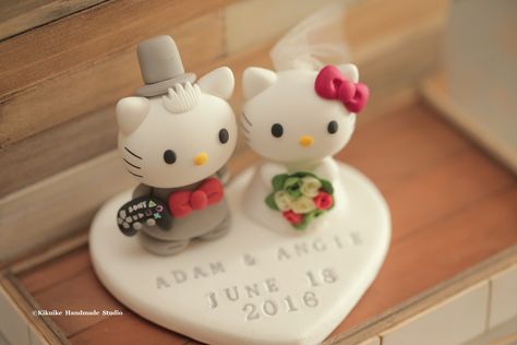 hello kitty & dear daniel wedding cake topper, wedding ceremony,gift, planning, ideas and details #clay #initials #kitten #cat #handamdecaketopper #custom #brideandgroom #cute #kikuikestudio #結婚式 #mariage #Boda Hello Kitty Cake Design, Polymer Figures, Hello Kitty And Dear Daniel, Hello Kitty Dear Daniel, Keychain Clay, Hello Kitty Wedding, Dear Daniel, Wedding Toppers, Cat Cake Topper