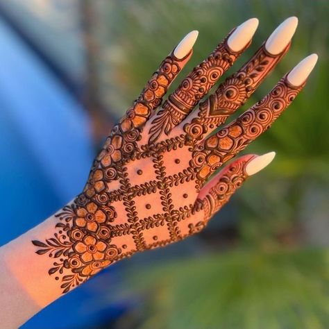 Back Hand Beautiful Mehndi Design, Back Mehndi Designs Hands Latest, Mehendi Designs For Hands Aesthetic, Back Mehendi Designs For Hands, Mylanchi Designs, Mehandi Designs Back Hands, Mehendi Designs For Back Hands, Mehedi Degins, Mehndi Design Back Hand