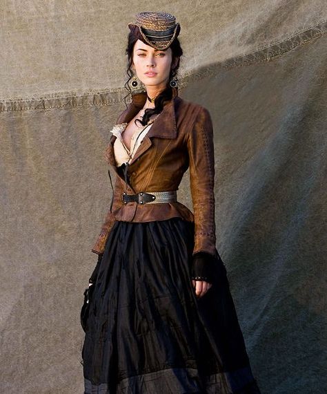 Amanda Holden Style, Long Hooded Cloak, Frat Party Outfit, Anna Campbell Wedding Dress, Jonah Hex, Coachella Looks, Steampunk Women, Kate Middleton Photos, Western Outfits Women