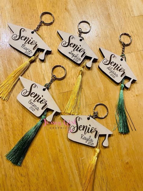 "Listing for one Senior 2021 Graduation Cap Keychain. ** this listing comes with a colored tassel, please choose color from drop down menu. Please be aware colors may vary on different screens ** You can change the year! So if you want it to say a different year just let me know in the order notes! Choose between personalized WITH a name (1st photo) or WITHOUT a name (second photo- it will just say Senior 2021) Material: Natural Maple Wood Size: approx 3\" * these are laser cut and engraved so i Farewell Gift Ideas For Seniors, Farewell Decorations, Graduation Souvenirs, Graduation Cap Tassel, High School Grad Gifts, Diy Graduation Gifts, Custom Graduation Gift, Senior Night Gifts, Graduation Crafts