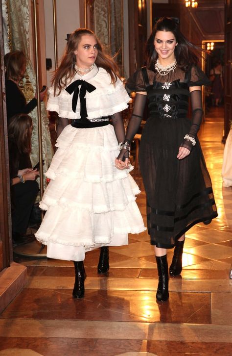 Cara Delevingne Style, Kendall Jenner Chanel, Moda Chanel, Chanel Fashion Show, Chanel Runway, Chanel Fashion, Cara Delevingne, Salzburg, Marie Antoinette