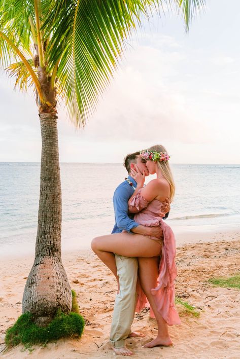 Waialae Beach Sunset Engagement Photography Session - Oahu Hawaii Couples Photographer Beach Chic Outfit, Couple In Hawaii, Couple Hawaii Photoshoot, Couples Photoshoot Hawaii, Couple Beach Sunset, Best Couple Pictures, Couples Beach Photography, Beach Kissing Sunset, Summer Couples