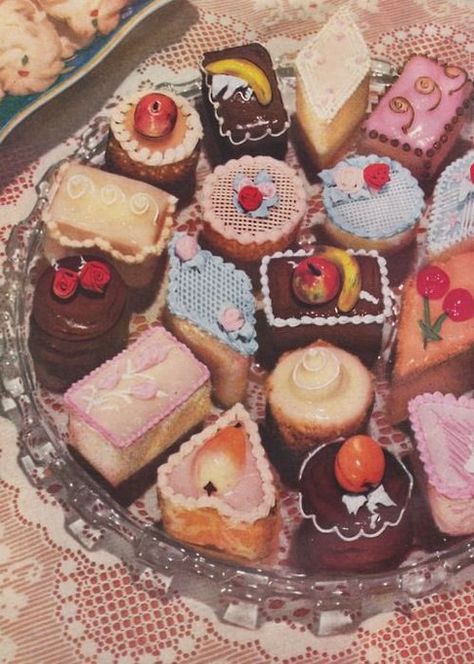 Small Cakes, Pretty Dessert, Cute Baking, Retro Recipes, Cute Desserts, Puddings, Vintage Recipes, Pretty Cakes, Cafe Food