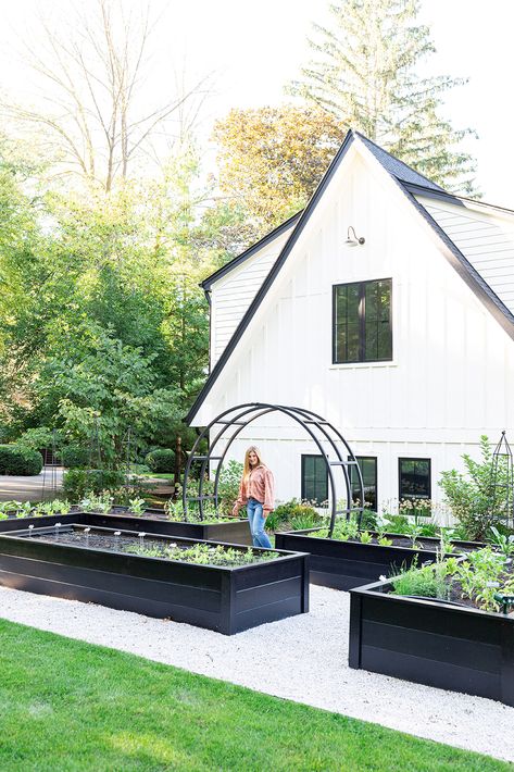 Custom Garden Design: A Black & White Kitchen Garden - Katie Oglesby, Garden Designer & Lifestyle Coach Unique Raised Garden Beds, Kitchen Garden Design, Garden Bed Layout, Raised Bed Garden Design, Black White Kitchen, Black And White Kitchen, Raised Vegetable Gardens, Garden Layout Vegetable, Backyard Vegetable Gardens