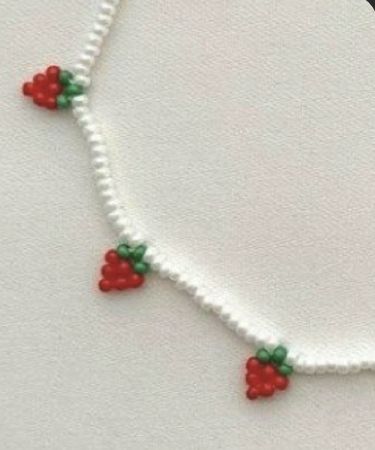 Strawberry Bead Bracelet, Seed Bead Strawberry, Seed Bead Fruit, Seed Bead Bracelets Diy, Seed Bead Patterns Free, Fruit Bracelet, Bead Animals, Tiny Canvas, Small Bead Bracelet